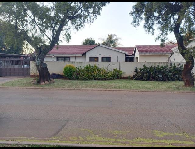 3 BEDROOM HOUSE FOR SALE IN MAYBERRY PARK